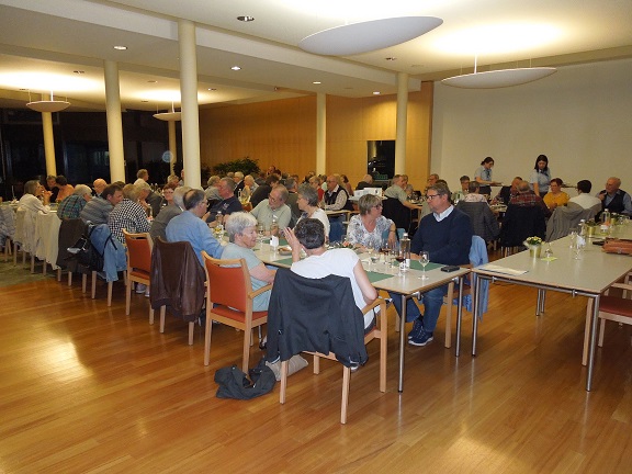 Gemütliches Beisammensein nach der Versammlung