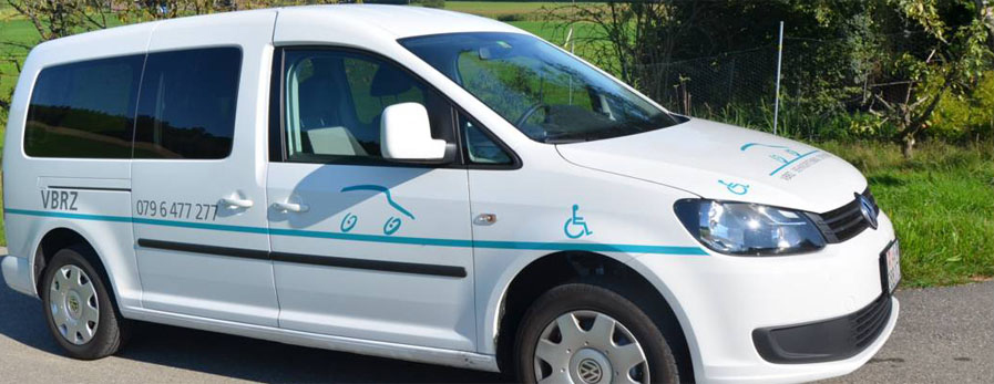 Weisser kleiner Personentransport Bus mit VBRZ Logo beschriftet